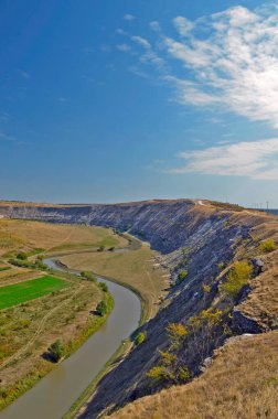 Yaşlı Orhei Moldova 'nın doğal ve kültürel rezervlerinde tarihi ve arkeolojik bir komplekstir. Kompleksin toprakları eşsiz bir manzaraya sahiptir: alan Reut Nehri 'nin kıvrımlarında yer alan tepeler ve düzlükler üzerindedir..