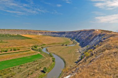 Yaşlı Orhei Moldova 'nın doğal ve kültürel rezervlerinde tarihi ve arkeolojik bir komplekstir. Kompleksin toprakları eşsiz bir manzaraya sahiptir: alan Reut Nehri 'nin kıvrımlarında yer alan tepeler ve düzlükler üzerindedir..