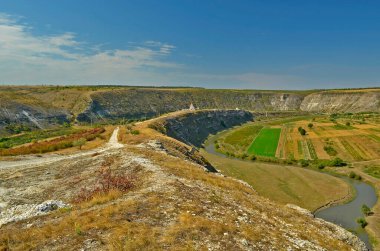 Yaşlı Orhei Moldova 'nın doğal ve kültürel rezervlerinde tarihi ve arkeolojik bir komplekstir. Kompleksin toprakları eşsiz bir manzaraya sahiptir: alan Reut Nehri 'nin kıvrımlarında yer alan tepeler ve düzlükler üzerindedir..