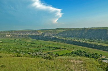 Yaşlı Orhei Moldova 'nın doğal ve kültürel rezervlerinde tarihi ve arkeolojik bir komplekstir. Kompleksin toprakları eşsiz bir manzaraya sahiptir: alan Reut Nehri 'nin kıvrımlarında yer alan tepeler ve düzlükler üzerindedir..