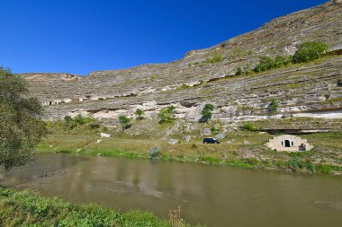 Yaşlı Orhei Moldova 'nın doğal ve kültürel rezervlerinde tarihi ve arkeolojik bir komplekstir. Kompleksin toprakları eşsiz bir manzaraya sahiptir: alan Reut Nehri 'nin kıvrımlarında yer alan tepeler ve düzlükler üzerindedir..