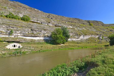 Yaşlı Orhei Moldova 'nın doğal ve kültürel rezervlerinde tarihi ve arkeolojik bir komplekstir. Kompleksin toprakları eşsiz bir manzaraya sahiptir: alan Reut Nehri 'nin kıvrımlarında yer alan tepeler ve düzlükler üzerindedir..