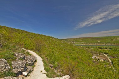 Sahra manastırı kompleksi bir kaya manastırı, antik taş kiliseler, ek binalar ve birkaç ek bina içerir. Manastır aktif, sadece turistler tarafından değil, Ortodoks hacılar tarafından da ziyaret ediliyor..