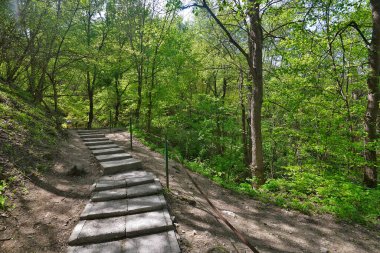 Sahra manastırı kompleksi bir kaya manastırı, antik taş kiliseler, ek binalar ve birkaç ek bina içerir. Manastır aktif, sadece turistler tarafından değil, Ortodoks hacılar tarafından da ziyaret ediliyor..