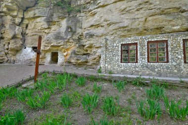 Sahra manastırı kompleksi bir kaya manastırı, antik taş kiliseler, ek binalar ve birkaç ek bina içerir. Manastır aktif, sadece turistler tarafından değil, Ortodoks hacılar tarafından da ziyaret ediliyor..