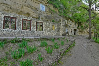 Sahra manastırı kompleksi bir kaya manastırı, antik taş kiliseler, ek binalar ve birkaç ek bina içerir. Manastır aktif, sadece turistler tarafından değil, Ortodoks hacılar tarafından da ziyaret ediliyor..