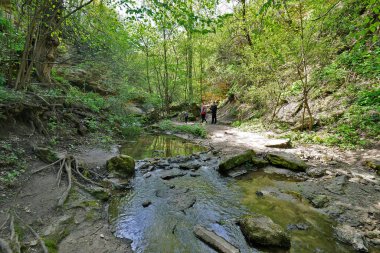 Sahra manastırı kompleksi bir kaya manastırı, antik taş kiliseler, ek binalar ve birkaç ek bina içerir. Manastır aktif, sadece turistler tarafından değil, Ortodoks hacılar tarafından da ziyaret ediliyor..
