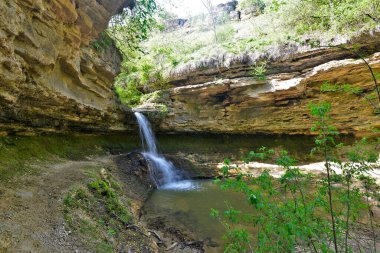 Sahra manastırı kompleksi bir kaya manastırı, antik taş kiliseler, ek binalar ve birkaç ek bina içerir. Manastır aktif, sadece turistler tarafından değil, Ortodoks hacılar tarafından da ziyaret ediliyor..