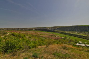 Yaşlı Orhei Moldova 'nın doğal ve kültürel rezervlerinde tarihi ve arkeolojik bir komplekstir. Kompleksin toprakları eşsiz bir manzaraya sahiptir: alan Reut Nehri 'nin kıvrımlarında yer alan tepeler ve düzlükler üzerindedir..