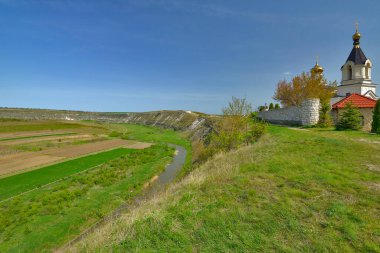 Yaşlı Orhei Moldova 'nın doğal ve kültürel rezervlerinde tarihi ve arkeolojik bir komplekstir. Kompleksin toprakları eşsiz bir manzaraya sahiptir: alan Reut Nehri 'nin kıvrımlarında yer alan tepeler ve düzlükler üzerindedir..