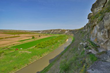 Yaşlı Orhei Moldova 'nın doğal ve kültürel rezervlerinde tarihi ve arkeolojik bir komplekstir. Kompleksin toprakları eşsiz bir manzaraya sahiptir: alan Reut Nehri 'nin kıvrımlarında yer alan tepeler ve düzlükler üzerindedir..