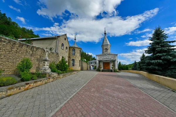 晴れたモルドバでの旅行 美しい風景とおいしいワインとワインの国 コソチ村にあるロシア正教会チシナウ教区のコソート修道院 — ストック写真