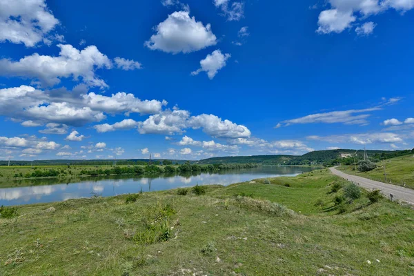 Güneşli Moldova 'da seyahat. Güzel manzaralı ve lezzetli şaraplı bir ülke..