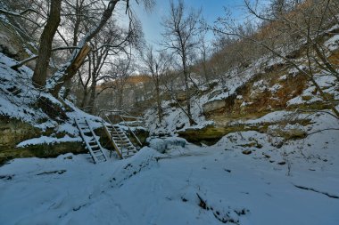 Buz içinde donmuş bir şelalenin kış manzaraları..