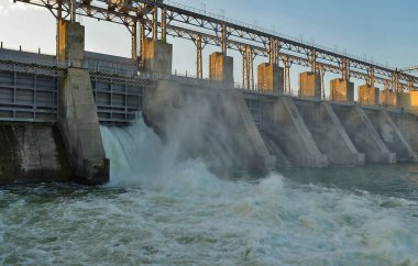 Moldova 'da seyahat. Dubossary hidroelektrik santrali - hidroelektrik santrali. Gözyaşlarının amacı bütünleşmiştir: enerji arzı, sulama, balıkçılık ve su tedariği.