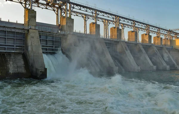 Moldova 'da seyahat. Dubossary hidroelektrik santrali - hidroelektrik santrali. Gözyaşlarının amacı bütünleşmiştir: enerji arzı, sulama, balıkçılık ve su tedariği.