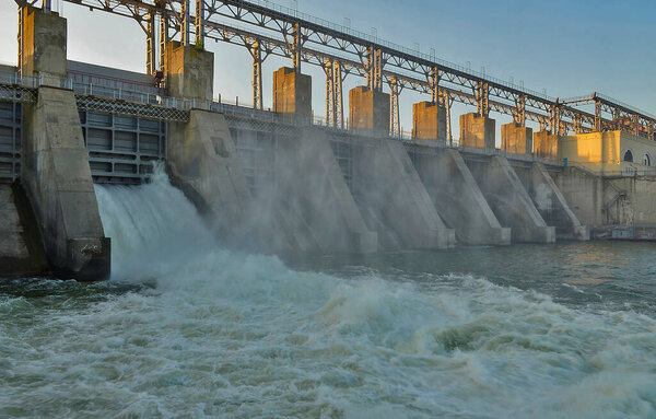 Путешествие по Молдове. Дубоссарская ГЭС - гидроэлектростанция. Цель гидротехнических сооружений интегрирована: энергоснабжение, орошение, рыболовство и водоснабжение.