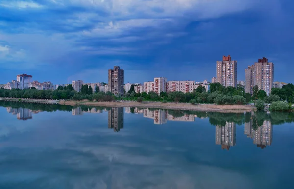 Moldova 'da seyahat. Rybnitsa Dinyester 'in sol kıyısında yer alan büyük bir sanayi ve sanayi merkezidir.
