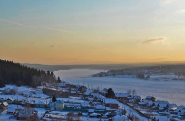 Revda, Rusya 03.16.2012. Revda, Rusya 'nın Sverdlovsk bölgesinde, Revda kentinin yönetim merkezi olan bir şehirdir. Şehir, Chusovaya Nehri ile kesişen Revda Nehri 'nin kıyısında yer almaktadır..