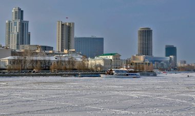 Yekaterinburg, Rusya 23.02.2012. Rusya 'da Ural Dağları' nın doğusunda yer alan bir şehir. Iset Nehri kıyısında, şehrin kurucuları için bir anıt vardır..