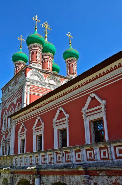 Moscow Russia 2012 维索科 彼得罗夫斯基修道院 Vysoko Petrovsky Monastery 位于彼得罗夫卡街的俄罗斯东正教会的一座雄伟修道院 — 图库照片