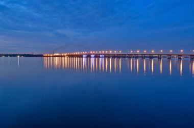 Dinyeper nehri üzerindeki güzel nehir manzaraları. Volga, Tuna ve Urallar 'dan sonra Avrupa' nın en uzun dördüncü nehri Ukrayna sınırları içindeki en uzun kanala sahiptir..