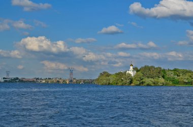Dinyeper nehri üzerindeki güzel nehir manzaraları. Volga, Tuna ve Urallar 'dan sonra Avrupa' nın en uzun dördüncü nehri Ukrayna sınırları içindeki en uzun kanala sahiptir..