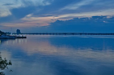 Dinyeper nehri üzerindeki güzel nehir manzaraları. Volga, Tuna ve Urallar 'dan sonra Avrupa' nın en uzun dördüncü nehri Ukrayna sınırları içindeki en uzun kanala sahiptir..