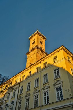 Lviv batı Ukrayna 'da bir şehirdir, şehrin mimarisi Polonya ve Avusturya-Macaristan mirasının izlerini tutar ve Doğu ve Orta Avrupa' nın tarzlarını, yani İtalya ve Almanya 'yı birleştirir..