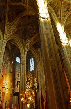 Lviv batı Ukrayna 'da bir şehirdir, şehrin mimarisi Polonya ve Avusturya-Macaristan mirasının izlerini tutar ve Doğu ve Orta Avrupa' nın tarzlarını, yani İtalya ve Almanya 'yı birleştirir..