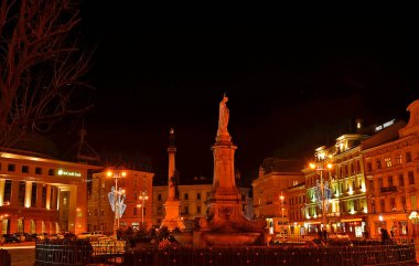 Ukrayna, Lviv 12 / 31 / 2012. Ukrayna 'nın en eski ve en güzel şehirlerinden birine kış gezisi. Lviv' in orijinal mimarisi yüzyıllar içinde şekillendi.