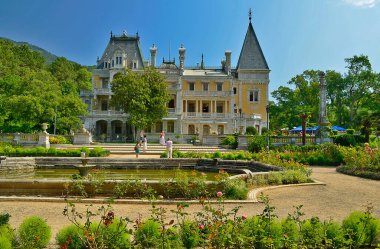 Ukrayna, Kırım 08 / 26 / 2013. Kırım, eskiden Karadeniz 'in kuzey kesimindeki Taurida yarımadası olan Kırım Yarımadası' dır ve kuzeydoğuda Azov Denizi tarafından yıkanır. Kırım bir çeşit açık hava müzesi..