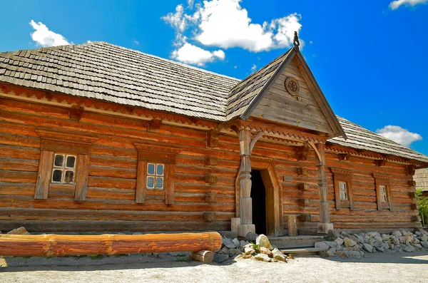 Khortitsa Dinyeper Nehri 'nin aşağısındaki Zaporozhye şehrinde bulunan Dinyeper' deki en büyük adadır. Ulusal Tarihi ve Kültürel Rezerv. Khorytsya 