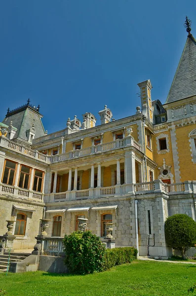 Kırım, eskiden Karadeniz 'in kuzey kesimindeki Taurida yarımadası olan Kırım Yarımadası' dır ve kuzeydoğuda Azov Denizi tarafından yıkanır. Kırım bir çeşit açık hava müzesi..