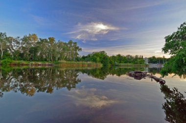 Samara Nehri Ukrayna 'da, Dinyeper' in (Karadeniz havzasının) sol kolu. Nehrin uzunluğu 311 km.. 