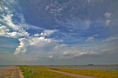 Sivash, Azov Denizi 'nin batısında yer alan bir körfezdir. Sivash Kırım yarımadasını anakaradan ayırıyor.