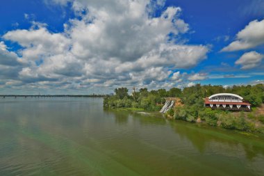 Dinyeper (Dinyeper: Dinyeper), Dinyeper Nehri üzerinde yer alan ve Ukrayna 'nın Dnepropetrovsk bölgesinin merkezi olan şehir..