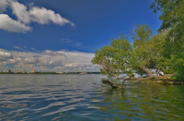 Dinyeper (Dinyeper: Dinyeper), Dinyeper Nehri üzerinde yer alan ve Ukrayna 'nın Dnepropetrovsk bölgesinin merkezi olan şehir..