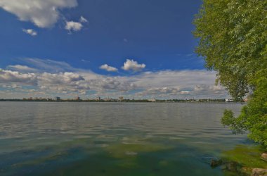 Dinyeper (Dinyeper: Dinyeper), Dinyeper Nehri üzerinde yer alan ve Ukrayna 'nın Dnepropetrovsk bölgesinin merkezi olan şehir..