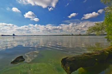 Dinyeper (Dinyeper: Dinyeper), Dinyeper Nehri üzerinde yer alan ve Ukrayna 'nın Dnepropetrovsk bölgesinin merkezi olan şehir..