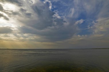 Azov Denizi 'nde dinlen. Berdyansk, Ukrayna 'nın Zaporozhye bölgesinde bir şehirdir. Berdyansk bölgesinin yönetim merkezidir. Ulusal deniz, iklim ve çamur merkezi.