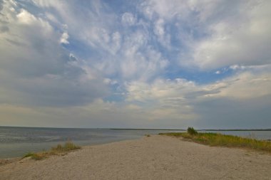 Azov Denizi 'nde dinlen. Berdyansk, Ukrayna 'nın Zaporozhye bölgesinde bir şehirdir. Berdyansk bölgesinin yönetim merkezidir. Ulusal deniz, iklim ve çamur merkezi.