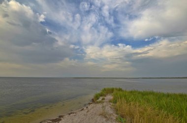 Azov Denizi 'nde dinlen. Berdyansk, Ukrayna 'nın Zaporozhye bölgesinde bir şehirdir. Berdyansk bölgesinin yönetim merkezidir. Ulusal deniz, iklim ve çamur merkezi.