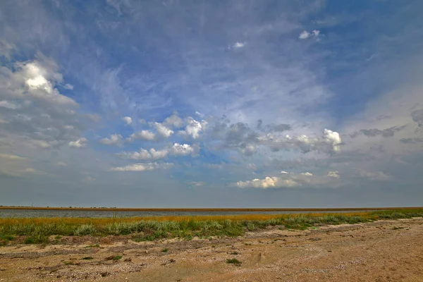 シバシュ Sivash Rotten Sea アゾフ海の西側にある湾である シバシュはクリミア半島を本土から隔てている — ストック写真