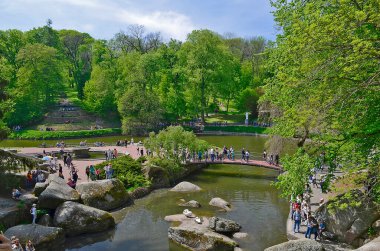 Ukrayna, Uman şehri 04 / 29 / 2018. Sofiyivka Ulusal Dendroloji Parkı Ukrayna 'nın Cherkasy bölgesinin Uman şehrinin kuzeyinde yer alan Ukrayna Ulusal Bilimler Akademisi' nin bir araştırma enstitüsü.