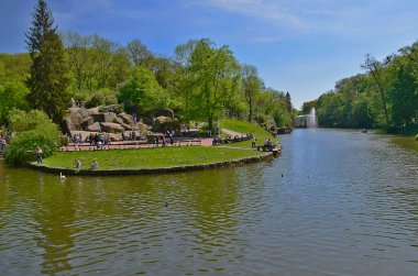 Ukrayna, Uman şehri 04 / 29 / 2018. Sofiyivka Ulusal Dendroloji Parkı Ukrayna 'nın Cherkasy bölgesinin Uman şehrinin kuzeyinde yer alan Ukrayna Ulusal Bilimler Akademisi' nin bir araştırma enstitüsü.