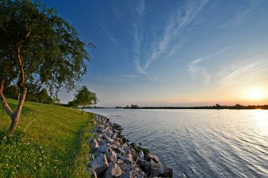 Samara Nehri Ukrayna 'da, Dinyeper' in (Karadeniz havzasının) sol kolu. Nehrin uzunluğu 311 km.. 