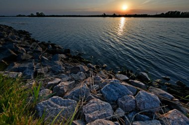 Samara Nehri Ukrayna 'da, Dinyeper' in (Karadeniz havzasının) sol kolu. Nehrin uzunluğu 311 km.. 