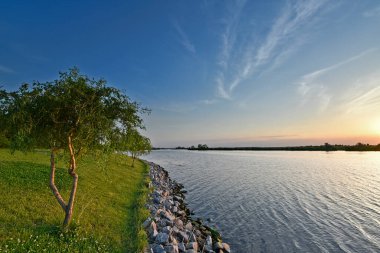 Samara Nehri Ukrayna 'da, Dinyeper' in (Karadeniz havzasının) sol kolu. Nehrin uzunluğu 311 km.. 