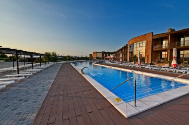 Ukrayna, Novoselovka köyü 06 / 14 / 2018. River Club kırsal dinlenme merkezinin güzel manzaraları.